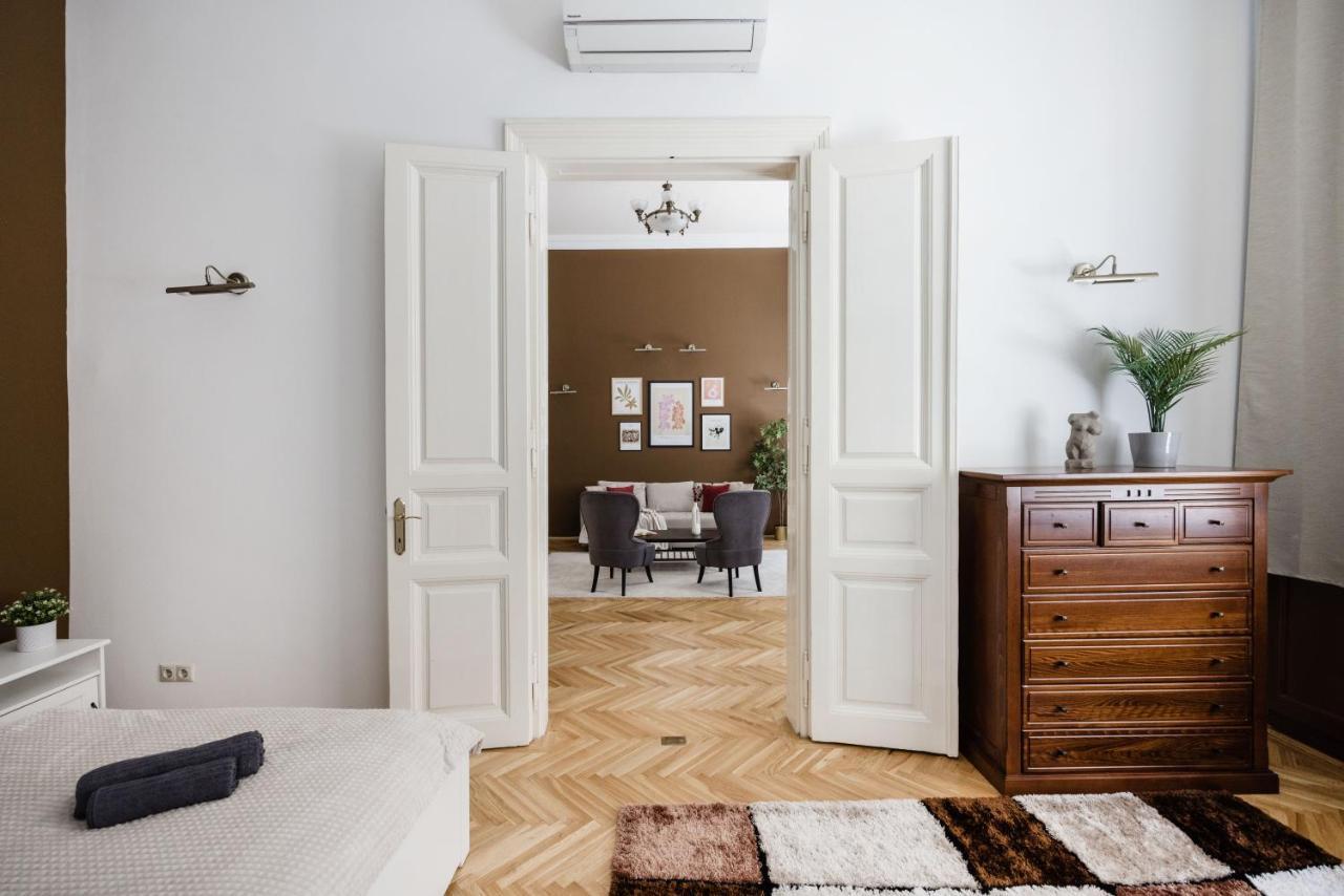 Luxe, Historic Home Near Downtown Landmarks 19Th Century Budapest Exterior foto